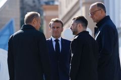 "Rusko jen mlží, klade si podmínky a dál útočí." Macron v Kyjevě pohrozil Kremlu