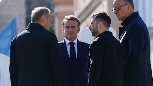 Emmanuel Macron diskutuje s ukrajinským prezidentem Volodymyrem Zelenským a s dalšími lídry velkých evropských zemí, kteří v sobotu navštívili Kyjev.