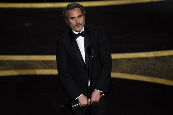 Oscara za nejlepší mužský herecký výkon získal Joaquin Phoenix, představitel komiksového antagonisty Jokera.