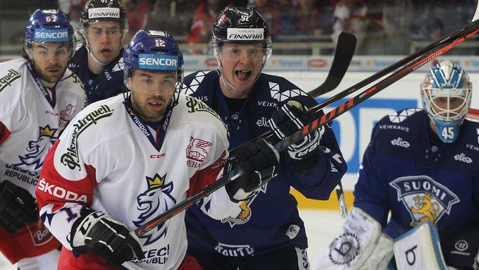 Český hokejový útočník Dominik Simon v mlýnici před finskou brankou