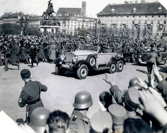 Příjezd nacistického vůdce Adolfa Hitlera na náměstí starého císařského paláce ve Vídni při anšlusu Rakouska v roce 1938.