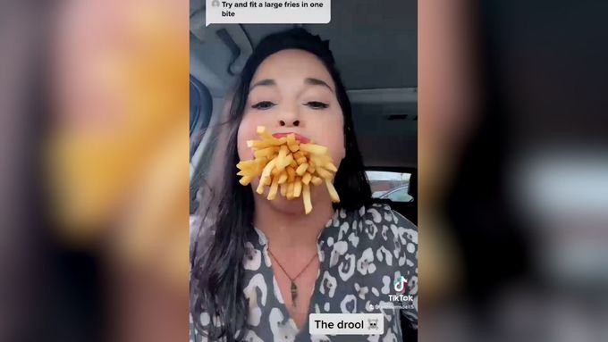 Velikost své pusy Samantha na sociálních sítích často demonstruje na jídle