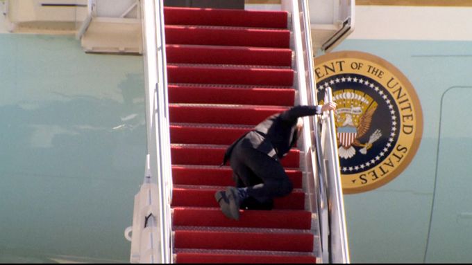 Biden třikrát upadl na schodech do letadla. Bílý dům to svádí na vítr.