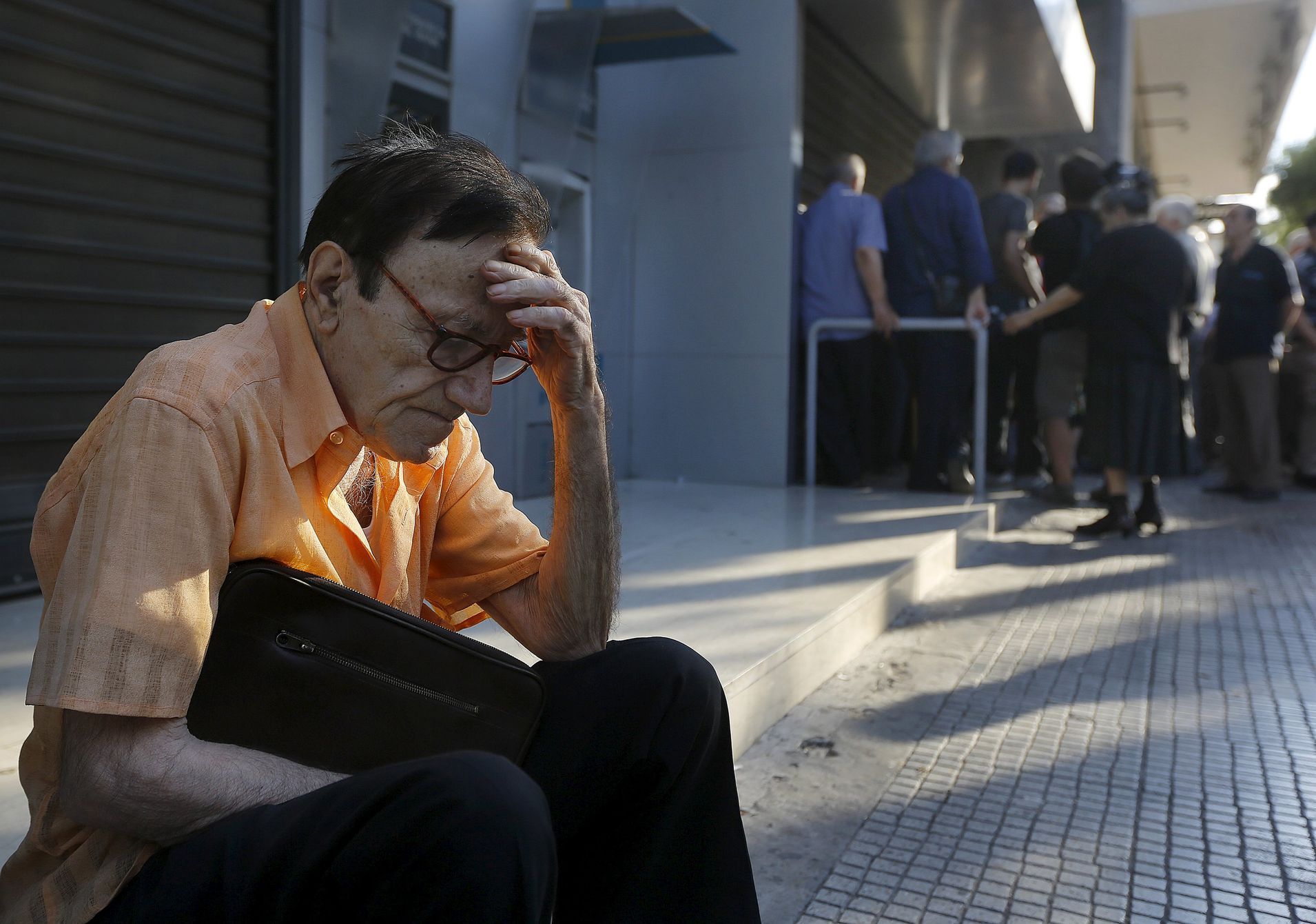 Giorgos, 77letý důchodce, před zavřenou bankou v Aténách.