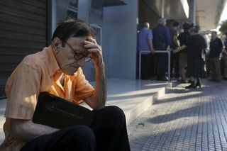 Sedmasedmdesátiletý důchodce Giorgios před aténskou pobočkou Národní banky Řecka. Společně s dalšími čeká, zda si bude moci vybrat peníze.