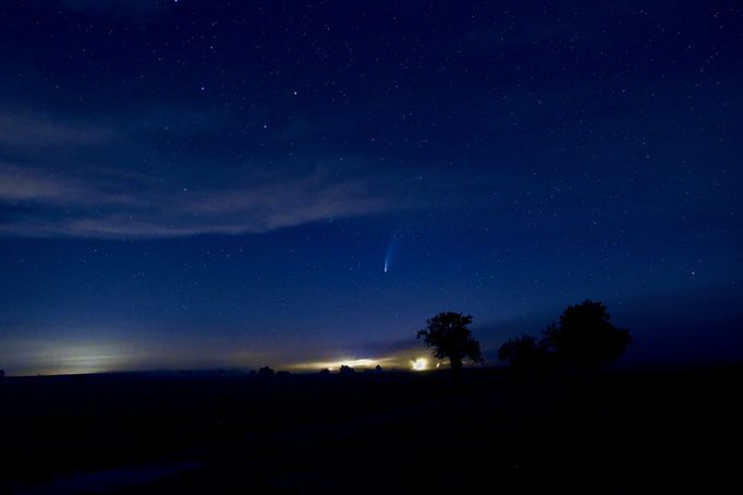 Kometa Neowise v okolí Městce Králové 17. července 2020 (Nikon D500, AF-S Zoom-Nikkor 14-24mm f/2.8G na ISO800.