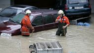 Povodně se nevyhnuly ani Švýcarsku. Muži se snaží vyprostit automobil ve městě Gross