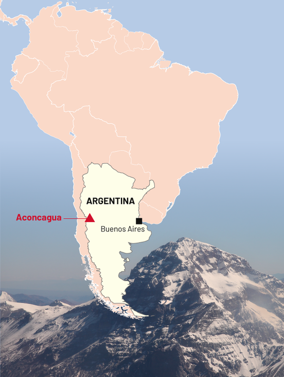Mapa Latinské Ameriky ukazuje, kde v Argentině leží hora Aconcagua. Horu vidíte na pozadí.