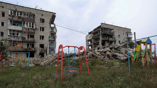Na snímku je obytná budova zničená vojenským úderem ve městě Izjum, které nedávno osvobodily ukrajinské ozbrojené síly během protiofenzivní operace.