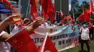 Nový národně bezpečnostní zákon dává Číně možnost potrestat opozici a demonstranty v Hongkongu. Tisíce lidí přesto protestují.