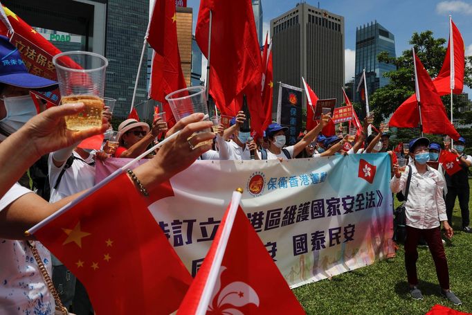 Nový národně bezpečnostní zákon dává Číně možnost potrestat opozici a demonstranty v Hongkongu. Tisíce lidí přesto protestují.