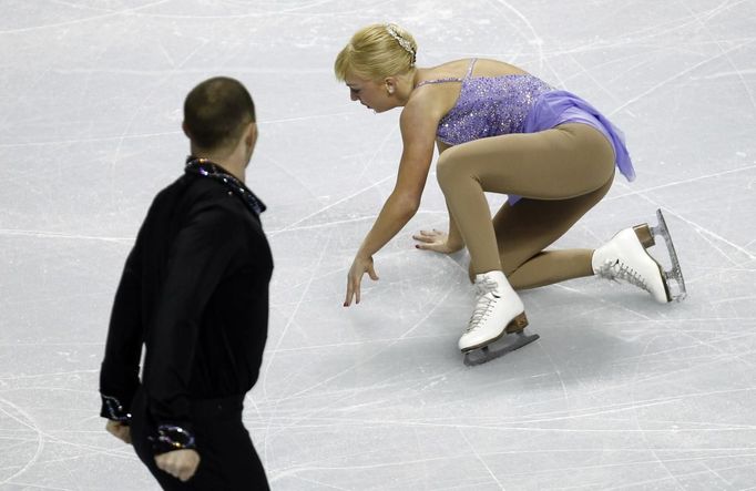 Caydee Denneyová padá během krátkého programu sportovních dvojic na šampionátu USA v San Jose.