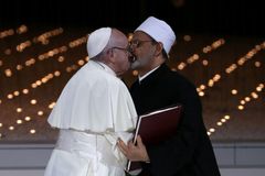 Papež při návštěvě mešity odsoudil násilí ve jménu boha. Se šajchem podepsali dohodu