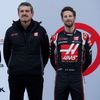 Tým F1 Haas v roce 2020: Kevin Magnussen, majitel Gene Haas, šéf Guenther Steiner a Romain Grosjean