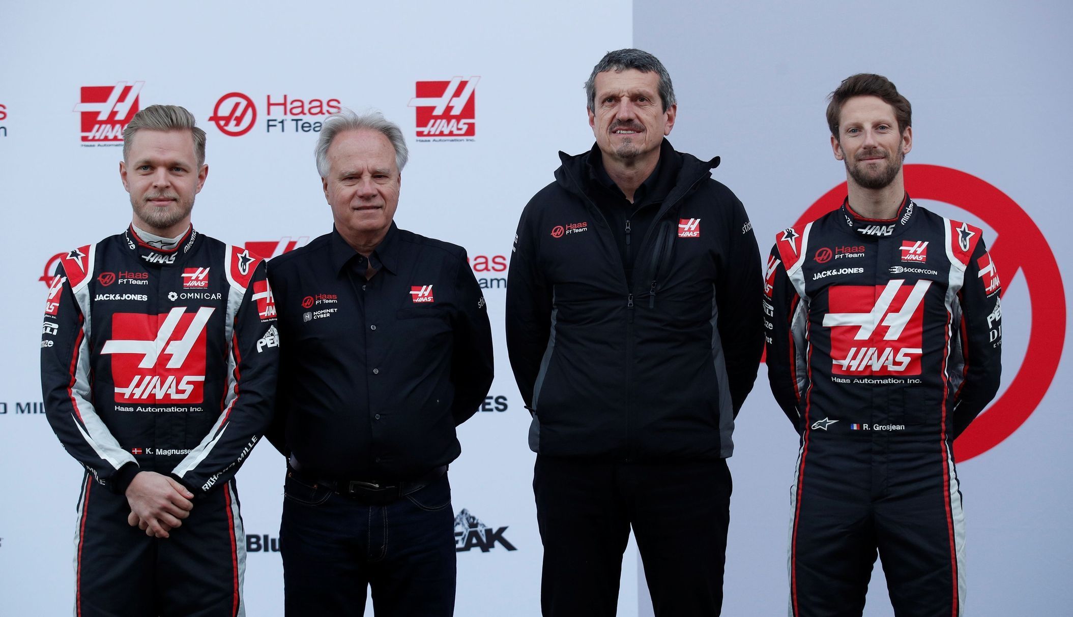 Tým F1 Haas v roce 2020: Kevin Magnussen, majitel Gene Haas, šéf Guenther Steiner a Romain Grosjean