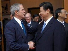 Si Ťin-pching na archivním snímku s bývalým prezidentem USA Georgem Bushem.