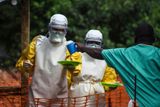 Zdravotníci musejí chodit po dvou. V místech, kde bojují s ebolou, je totiž takové horko a vlhko, že hrozí, že v ochranných oblecích zkolabují.