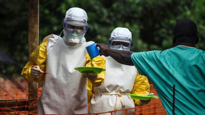 Lékaři pečují o nakažené ebolou.