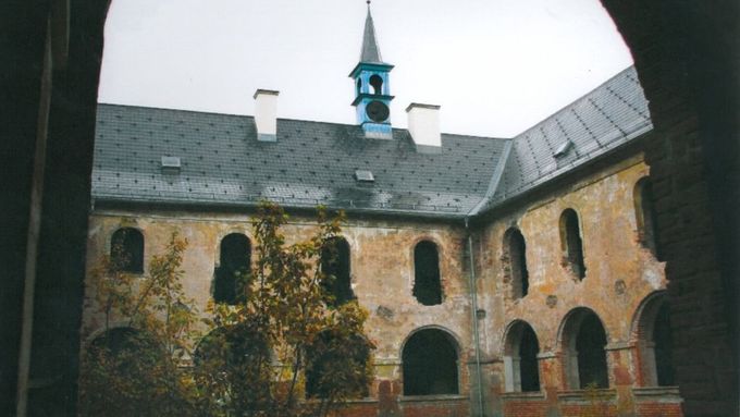 Rajský dvůr kláštera v Hostinném, rok 2010.