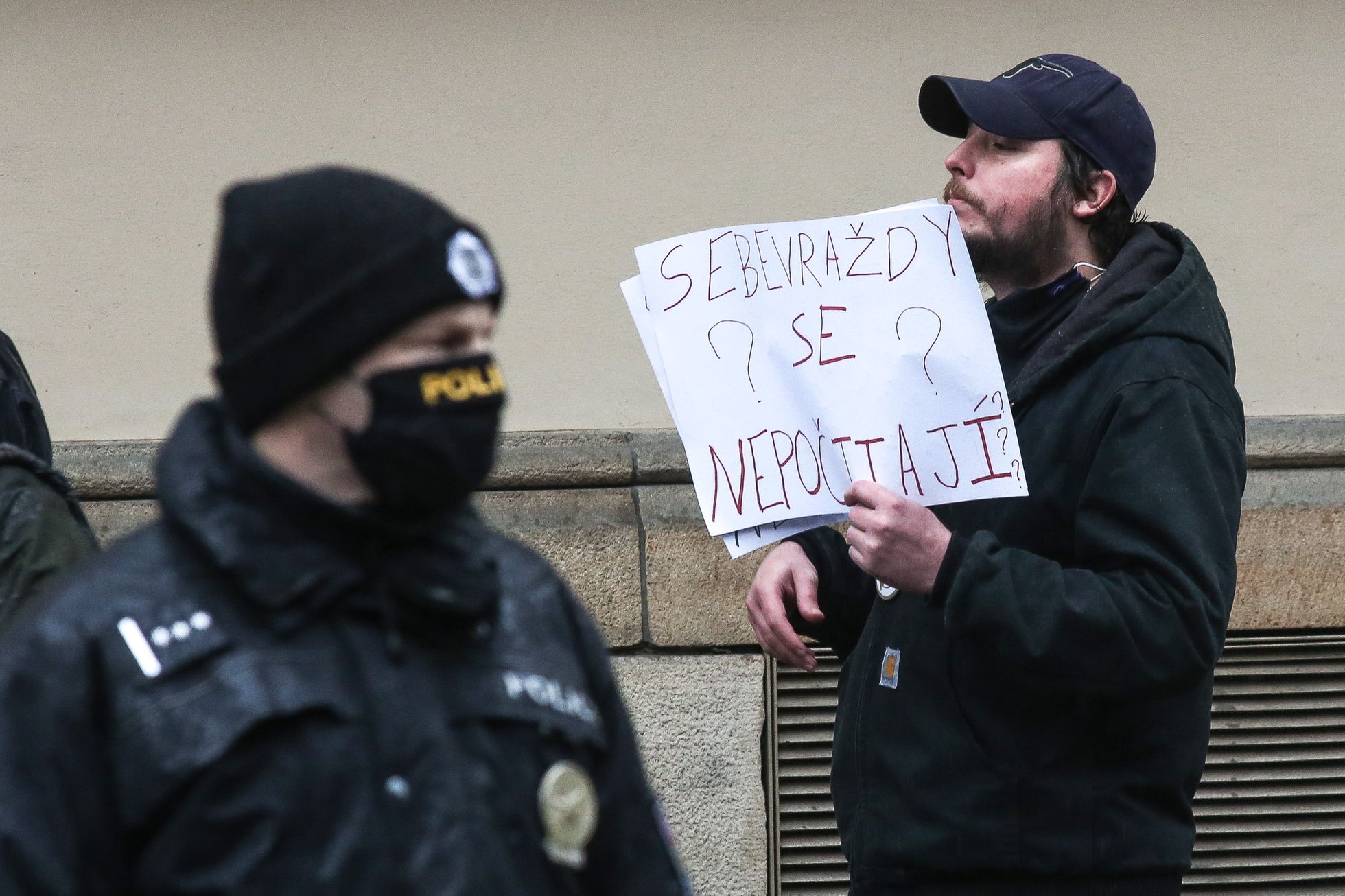 Protest / demonstrace proti vládním koronavirovým opatřením, blokáda Úřadu vlády, otevřené Česko