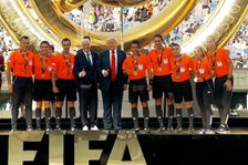 Trump dostal hodně tvrdou zpětnou vazbu. Na stadionu na něj bučely tisíce lidí
