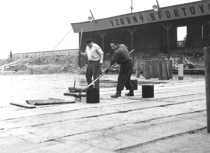 Výstavba litvínovského zimního stadionu.