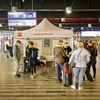 Foto / Hlavní nádraží v Praze / Ukrajina / asistenční centrum, info stánek, uprchlíci, dobrovolníci, Ukrajina, Iniciativa Hlavák