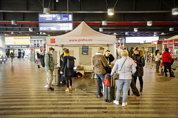 Ozvěny válečného konfliktu na Ukrajině na Hlavním nádraží v Praze, kde funguje rovněž asistenční výpomoc pro uprchlíky z Ukrajiny.