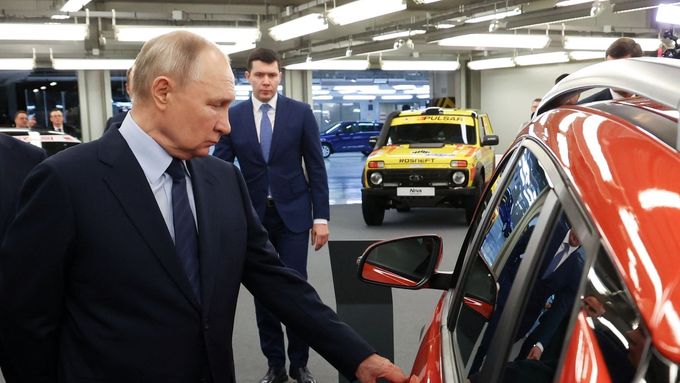 Největší ruský výrobce automobilů Avtovaz by mohl zkrátit pracovní týden. Nemá kupce, drtí ho vysoké úrokové sazby.