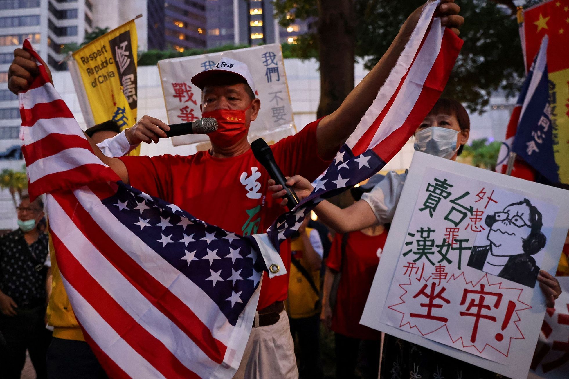 Skupina demonstrantů protestovala v úterý v Tchaj-peji proti očekávané návštěvě šéfky Sněmovny reprezentantů USA Nancy Pelosiové.