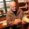 Hynek Vojanec plete slaměné ozdoby