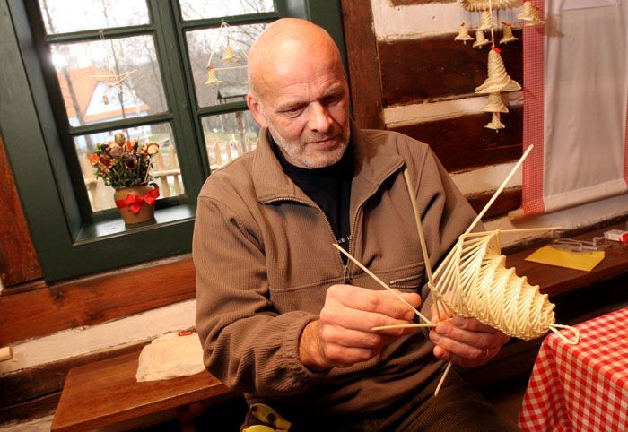 Hynek Vojanec plete slaměné ozdoby