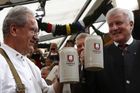 Čerstvě načepované pivo dal podle zvyku nejprve ochutnat bavorskému premiérovi Horstu Seehoferovi.