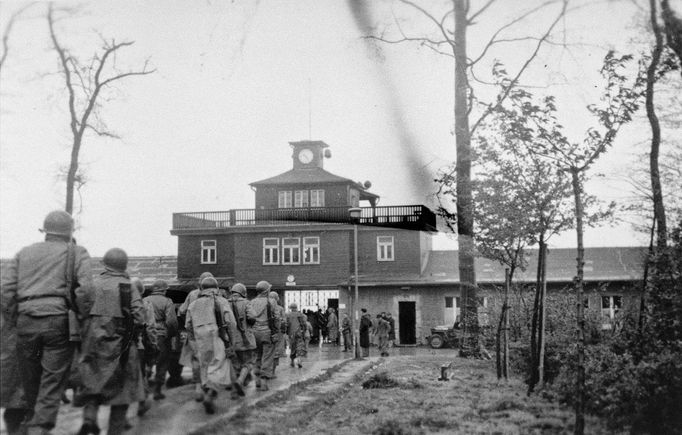 Fotografie z období osvobození koncentračního tábora Buchenvald. Duben 1945.