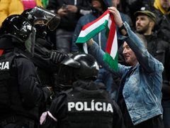 Maďarský fanoušek v konfliktu se slovenskou policí při zápase kvalifikace na ME 2020l