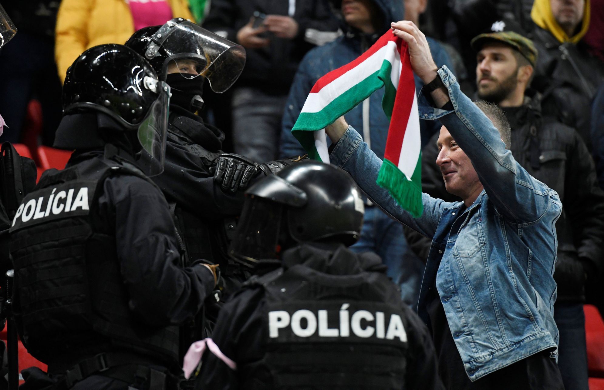 Maďarský fanoušek v konfliktu se slovenskou policí při zápase kvalifikace na ME 2020l