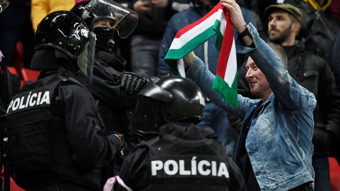 Maďarský fanoušek provokuje slovenské policisty