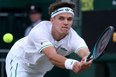 Menšík - Cobolli 0:3. Český mladík se na servisu trápil a na Wimbledonu končí