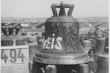 Nacisty zrekvírované zvony na pražských Maninách, odkud se v roce 1942 převážely do Německa loděmi.