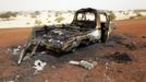 A destroyed vehicle used by Islamist rebels sits on a road at the entrance into Timbuktu January 31, 2013. Mali's president offered Tuareg rebels talks on Thursday in a bid for national reconciliation after a French-led offensive drove their Islamist former allies into mountain hideaways. REUTERS/Benoit Tessier (MALI - Tags: POLITICS CIVIL UNREST CONFLICT TRANSPORT) Published: Led. 31, 2013, 8:21 odp.