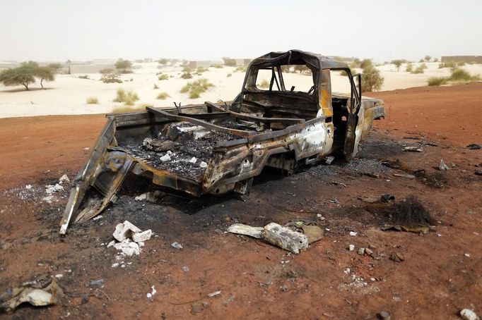 A destroyed vehicle used by Islamist rebels sits on a road at the entrance into Timbuktu January 31, 2013. Mali's president offered Tuareg rebels talks on Thursday in a bid for national reconciliation after a French-led offensive drove their Islamist former allies into mountain hideaways. REUTERS/Benoit Tessier (MALI - Tags: POLITICS CIVIL UNREST CONFLICT TRANSPORT) Published: Led. 31, 2013, 8:21 odp.