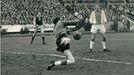 Dukla Praha - Ajax Amsterdam, 2:1. 8. Března 1967. Vyprodaná Juliska 20.000 diváků
Brankář Ajaxu Bals likviduje střelu našeho hráče. 
V pozadí západní tribuna