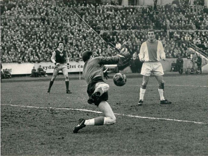 Dukla Praha - Ajax Amsterdam, 2:1. 8. Března 1967. Vyprodaná Juliska 20.000 diváků
Brankář Ajaxu Bals likviduje střelu našeho hráče. 
V pozadí západní tribuna