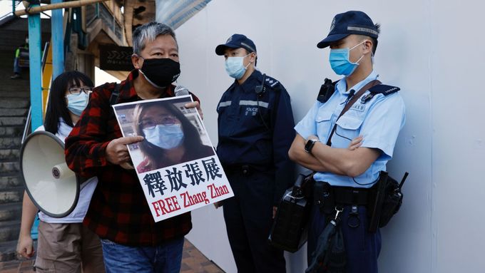Lidé v Hongkongu protestují za propuštění občanské novinářky Čang Čan, snímek z roku 2021.