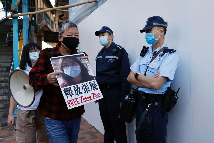 Lidé v Hongkongu protestují za propuštění občanské novinářky Čang Čan, snímek z roku 2021.