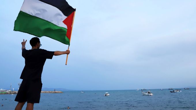 Demonstrant v tuniském přístavu Sidi Bou Saïd in Tunis vítá flotilu lodí Global Sumud, která pluje s humanitární pomocí ke břehům Pásma Gazy; neděle 9. 9. 2025.