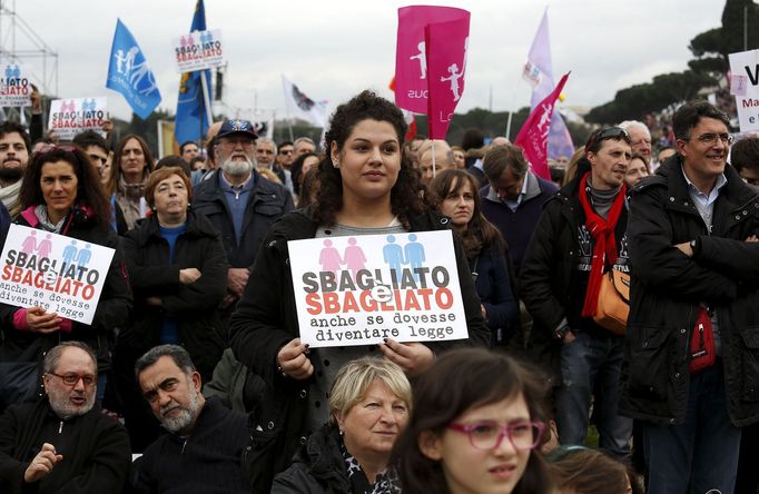 Demonstrace v Římě proti vládou navrženému zákonu legalizujícímu svazky osob stejného pohlaví.