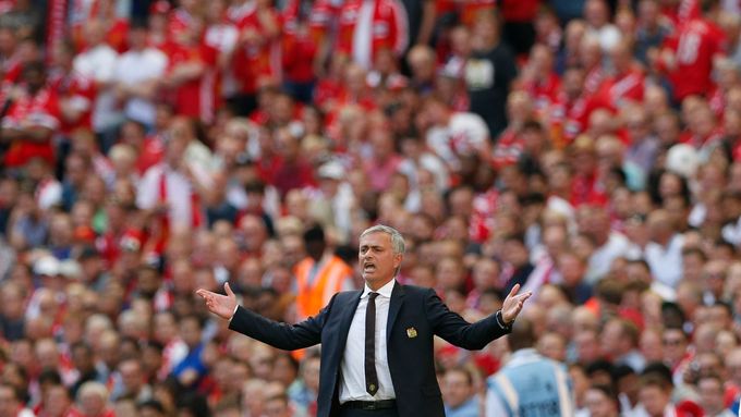 José Mourinho si stěžuje na tři rozhodující důvody černé série jeho týmu: individuální chyby, rozhodčí a smůlu.