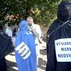 Odpůrci kancléřky Angely Merkelové u Pražského hradu
