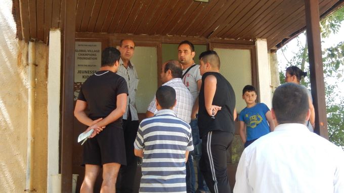 Běženci čekají na registraci v uprchlickém táboře Charmanli. Snímek z července 2015.